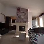 Appartamento Con Giardino In Contesto Riservato Non Lontana Dal Mare Bel01 *
